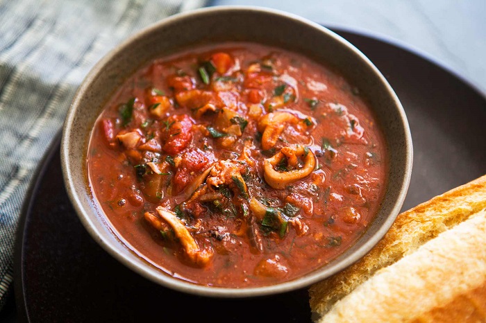 Squid baked with tomatoes