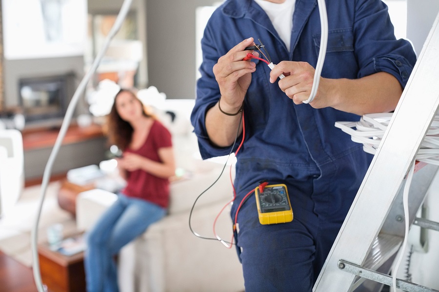 5 Key signs that you need electrician in your office