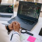 How Trading Apps Help Investors Track Gift Nifty and Market Trends