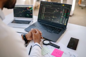 How Trading Apps Help Investors Track Gift Nifty and Market Trends