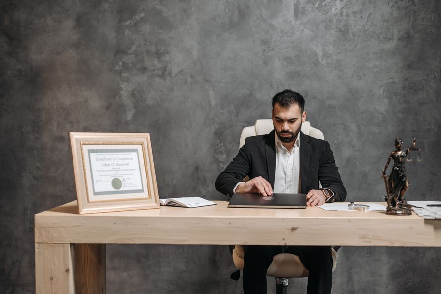 When Should You Call a Lawyer? A Practical Guide Law