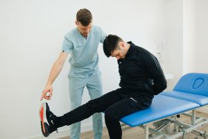 Sciatica Pain: Should You See a Spine Specialist or Neurologist? pexels-funkcines-terapijos-centras-927573878-20860594