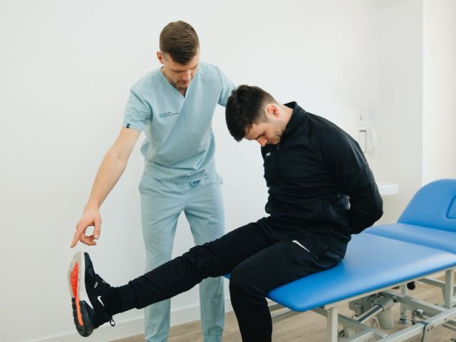 Sciatica Pain: Should You See a Spine Specialist or Neurologist? pexels-funkcines-terapijos-centras-927573878-20860594